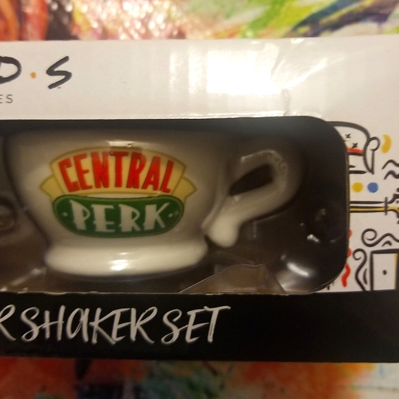WB FRIENDS The TV Series Ceramic Mug Salt and Pepper Shaker Set Central Perk NWT - Picture 3 of 8